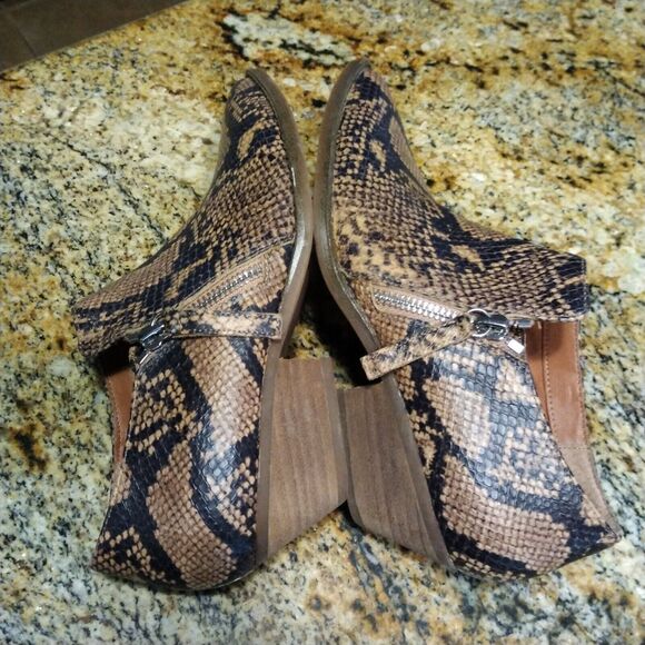Women's Chelsea & Violet Booties Size 6M Beige & Black Faux Snake Skin Print - Picture 7 of 12